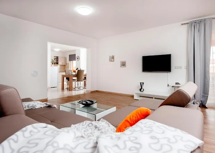 בית הארחה Aria And Apartmant Fuga